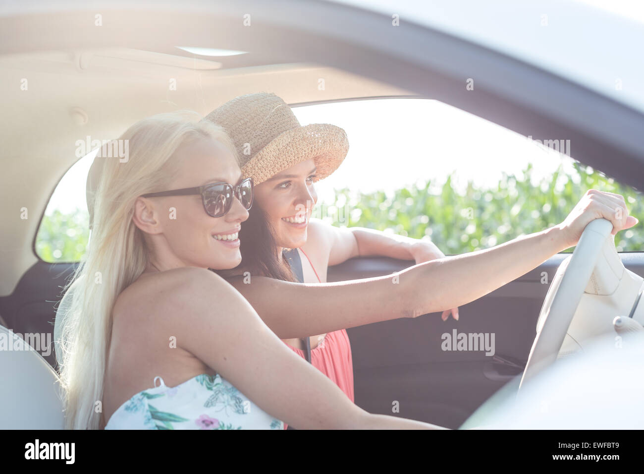 Happy amici di sesso femminile di godere in auto sulla giornata di sole Foto Stock