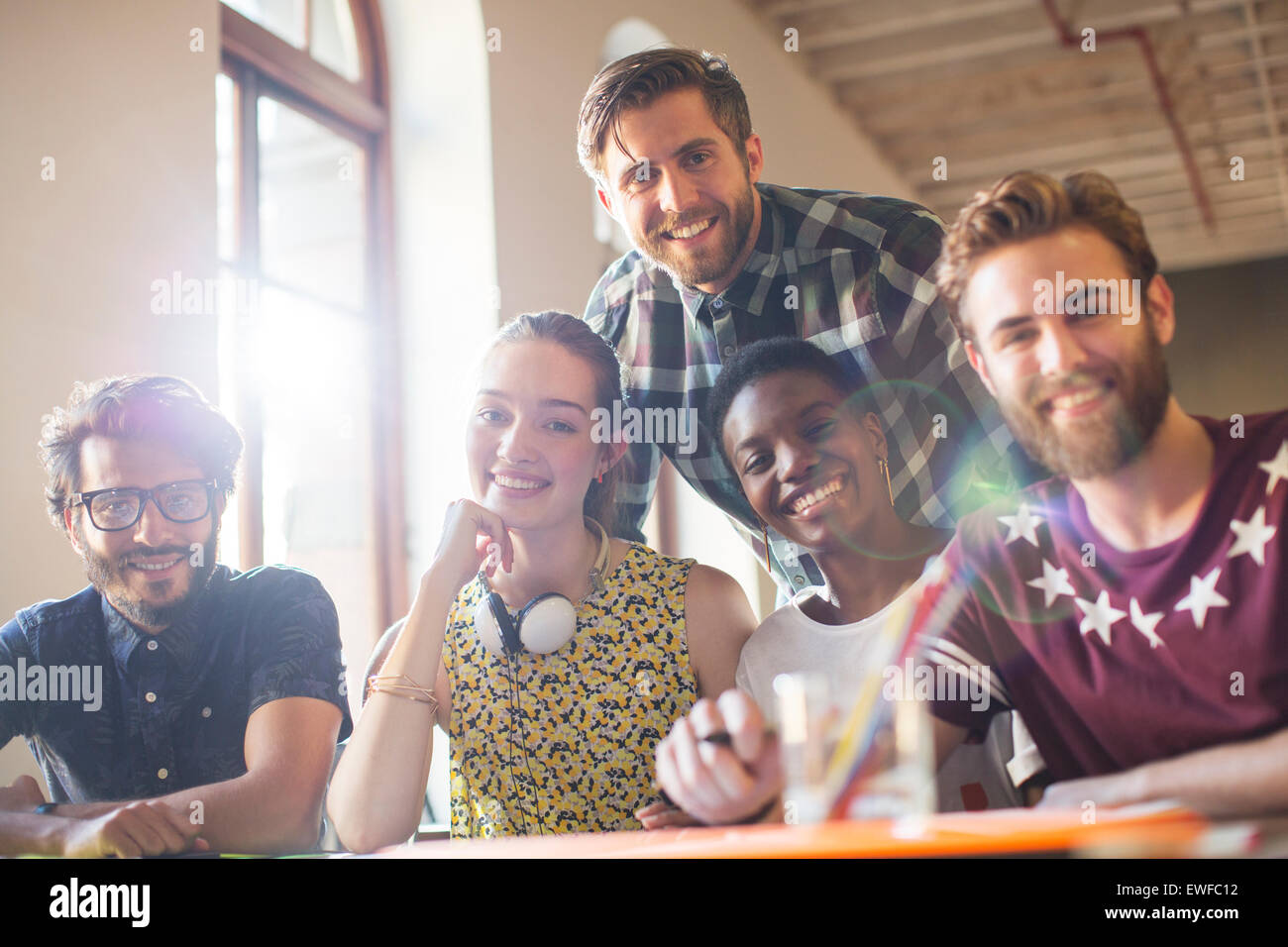 Ritratto sorridente azienda creativa di persone in riunione Foto Stock