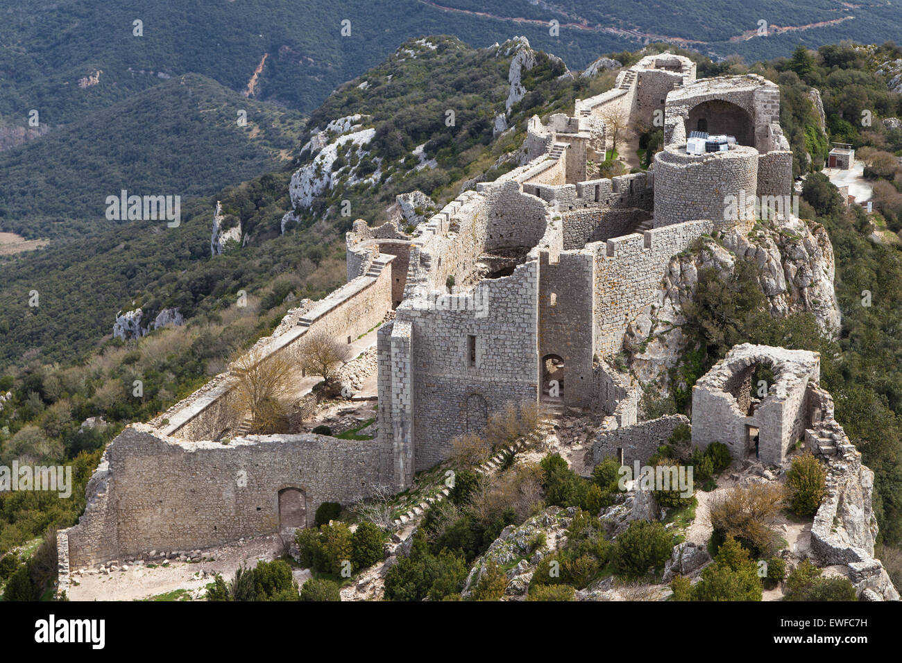 Veduta aerea del castello di Peyrepertuse nel Aude, Languedoc-Roussillon, Francia. Foto Stock