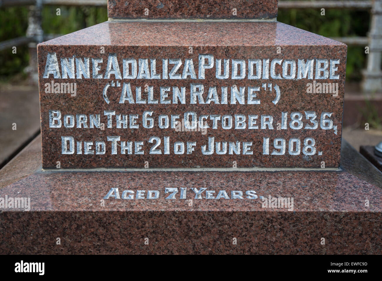 La tomba di Allen Raine, femmina romanziere, in Penbryn chiesa, a metà costa del Galles. Foto Stock
