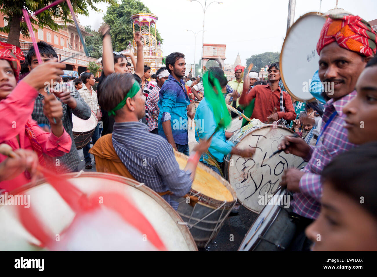 Il batterista della islamic Muharram processione in Jaipur, Rajasthan, India, Asia Foto Stock