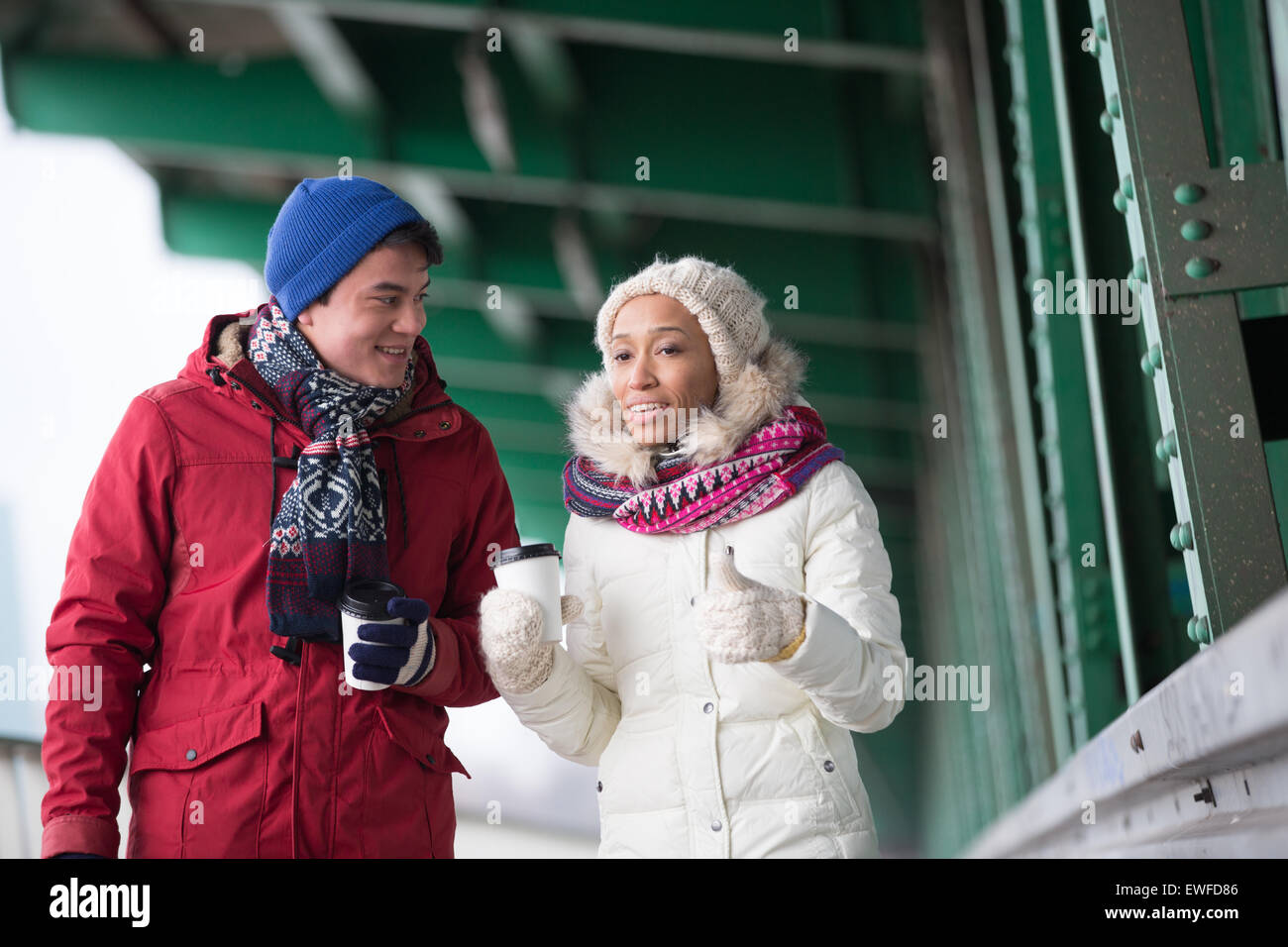 Gli amici di parlare mentre passeggiate all'aperto Foto Stock