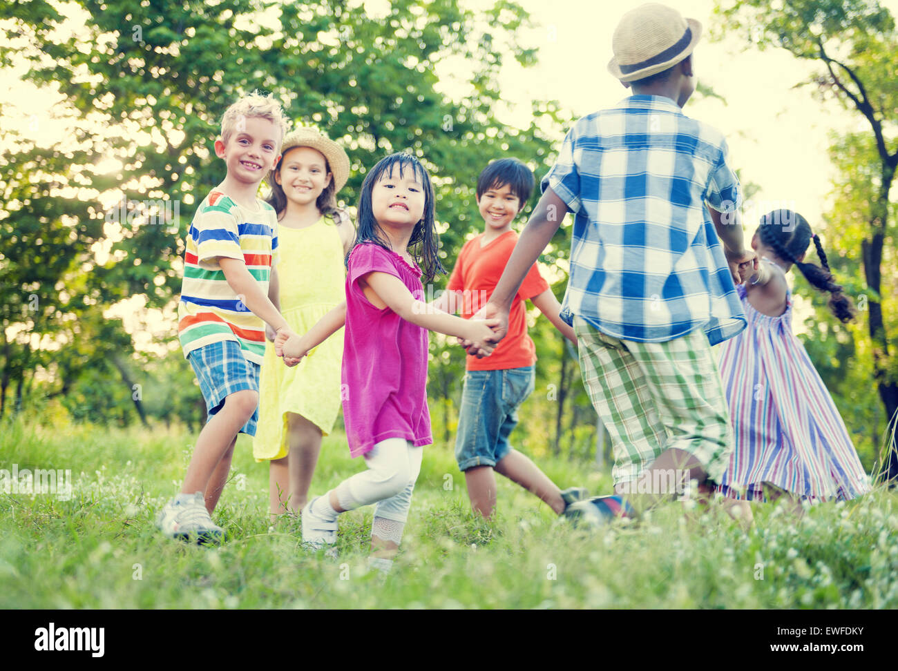 Bambini che giocano bambino infanzia amicizia amico Foto Stock