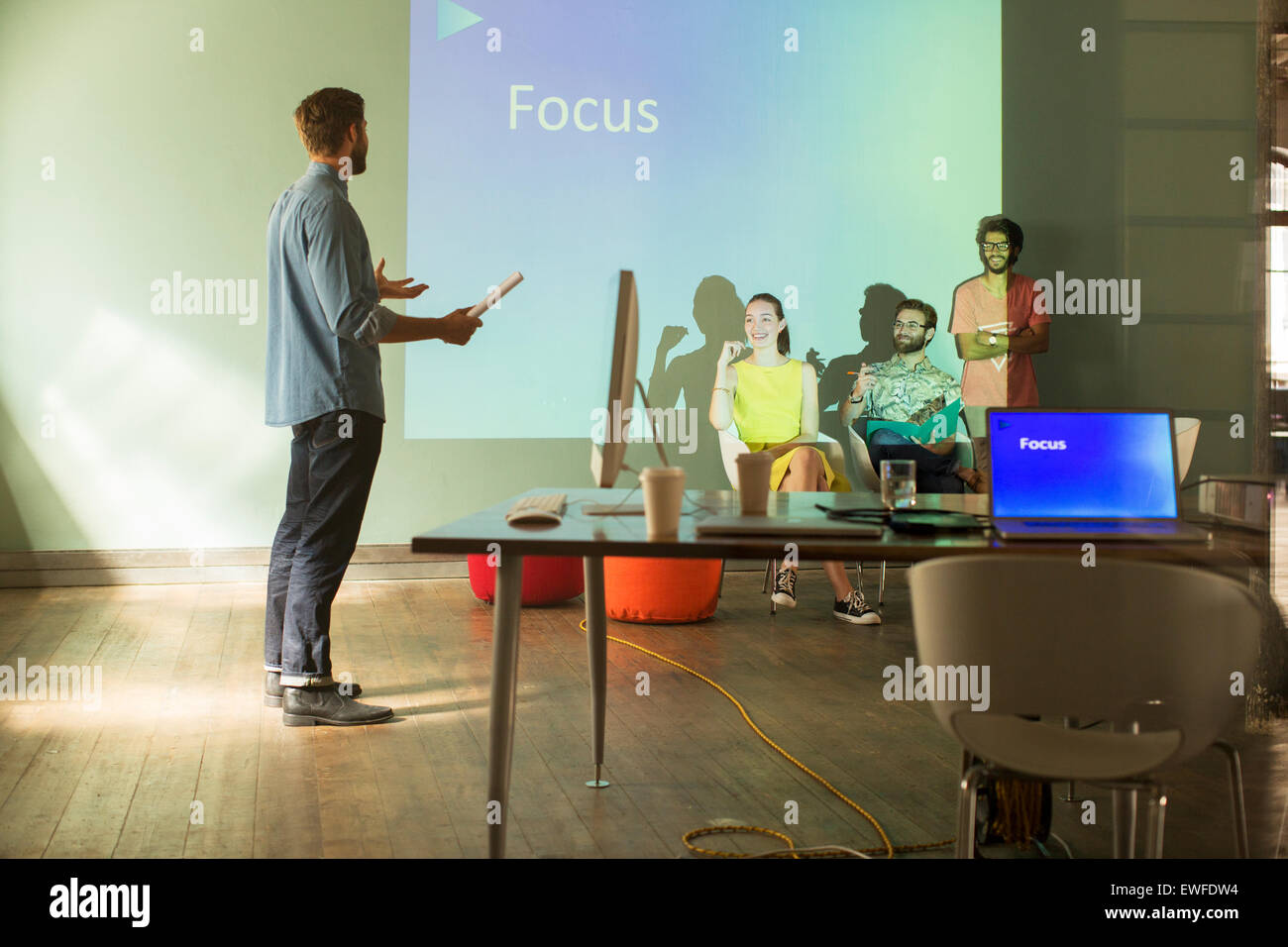 La gente di affari preparazione presentazione audio visiva su Focus Foto Stock