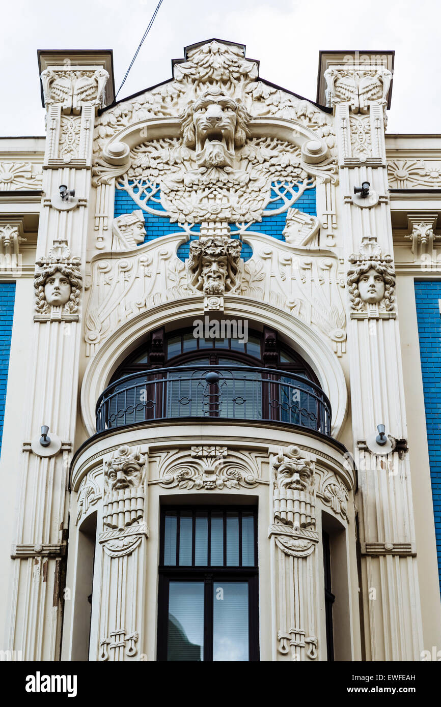 Facciata del palazzo in stile art nouveau, progettato da Mikhaël Eisenstein, 8 Alberta Iela, Riga, Lettonia Foto Stock