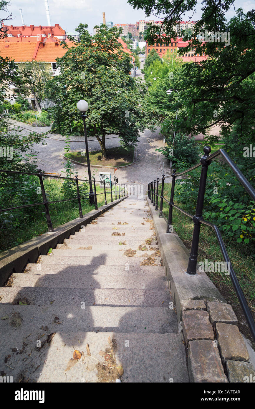 Le ombre di due persone sulle scale che portano fino a Skansen Kronan e Skansparken, Haga, Göteborg, Svezia Foto Stock