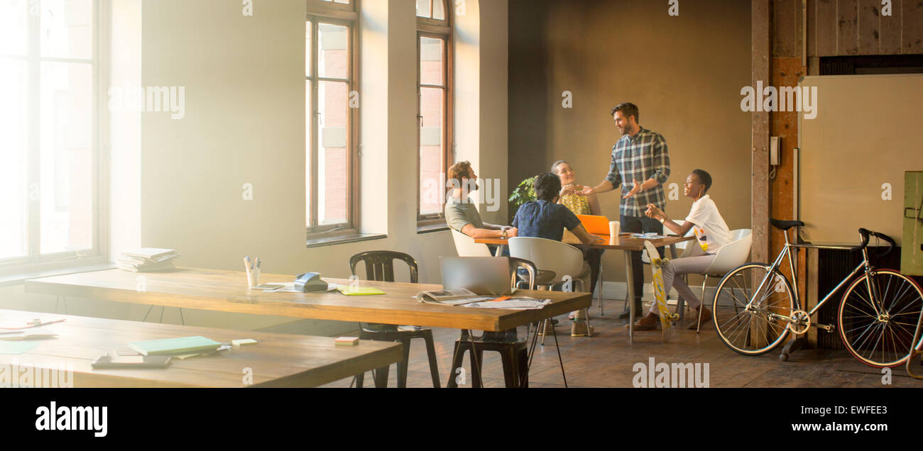 Imprenditore creativo che conduce incontro a tavola in office Foto Stock