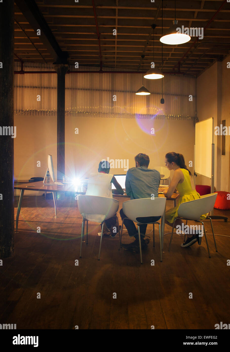 La gente di affari al laptop preparazione presentazione audio visiva Foto Stock