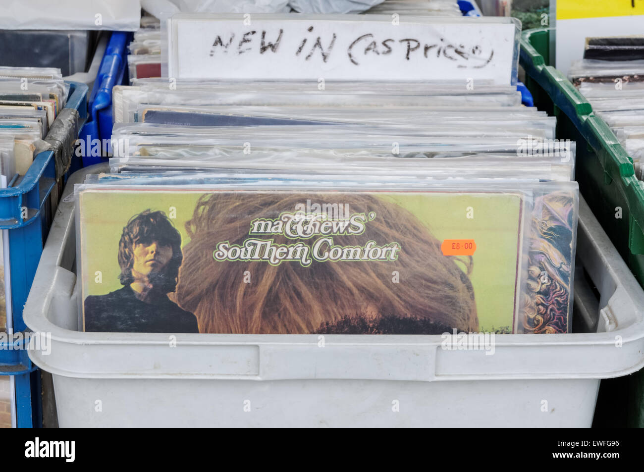 Seconda mano di dischi in vinile al mercato delle pulci di Greenwich, Londra England Regno Unito Regno Unito Foto Stock