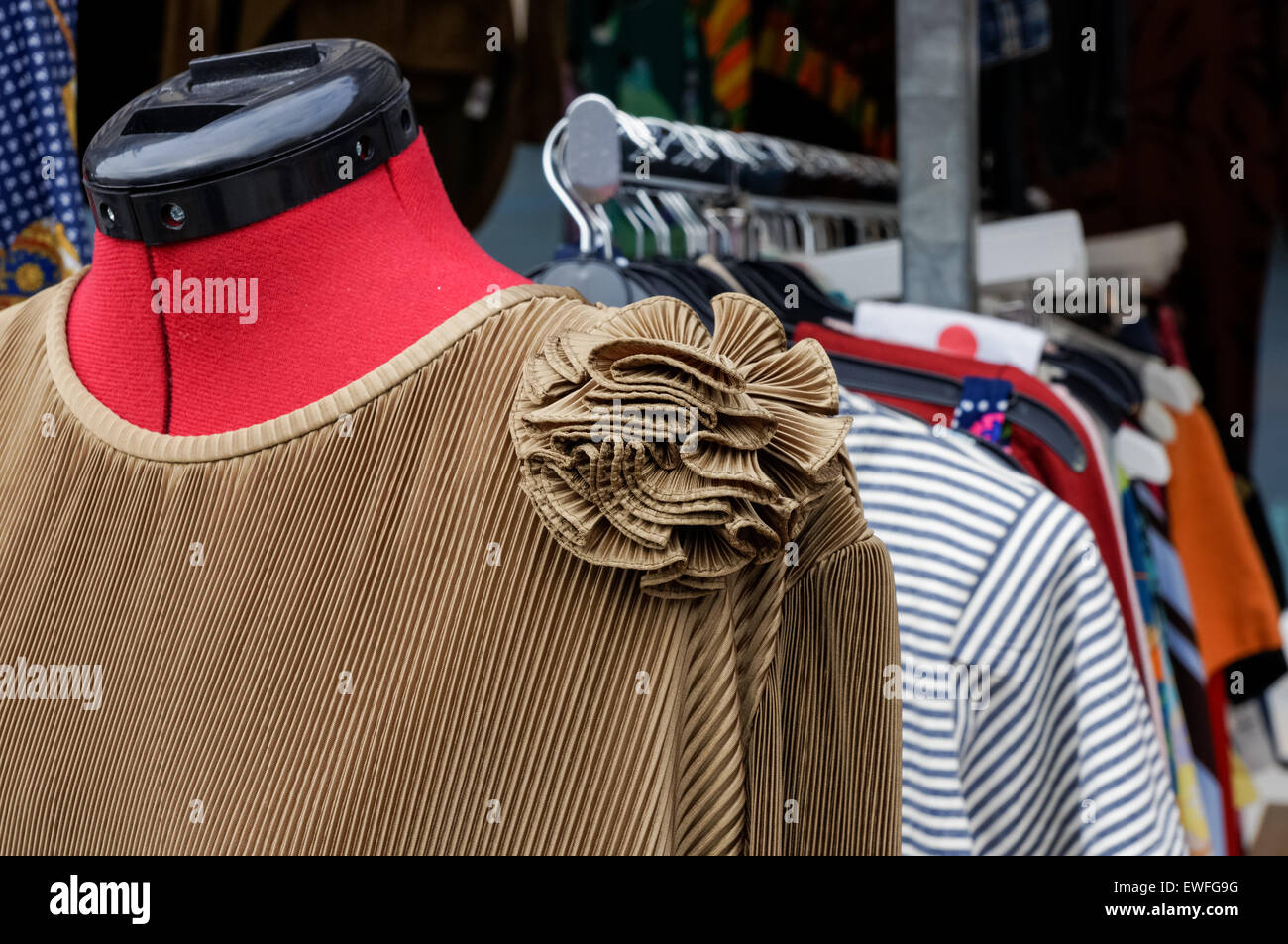 Vintage abiti appesi al mercato delle pulci di Greenwich, Londra England Regno Unito Regno Unito Foto Stock