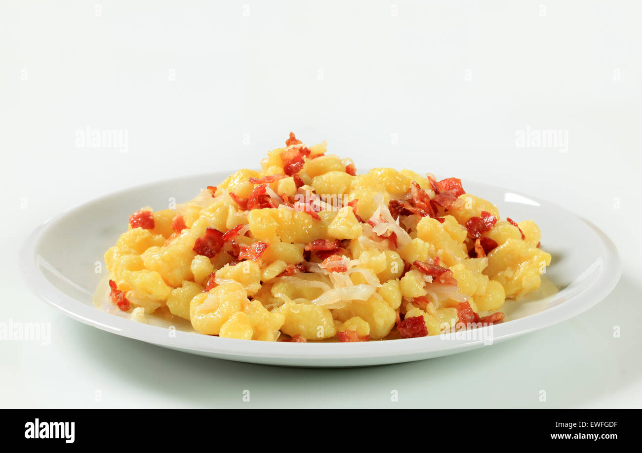Piccoli Gnocchetti Di Patate Con Pancetta E Cavolo Bianco Foto Stock Alamy