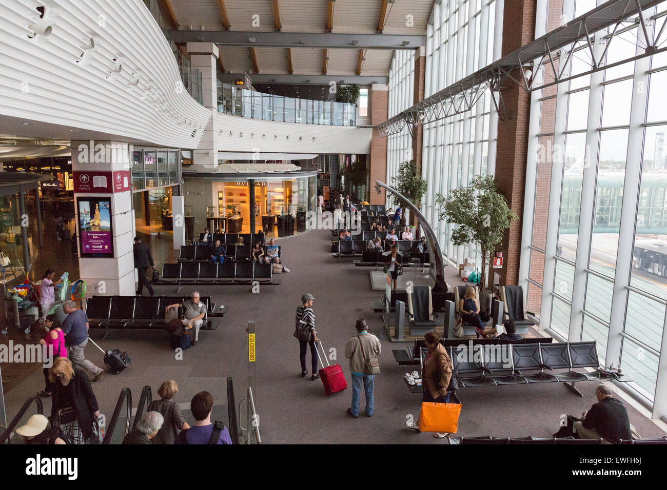 Il terminale posti a sedere presso l'aeroporto Marco Polo di Venezia Foto  stock - Alamy