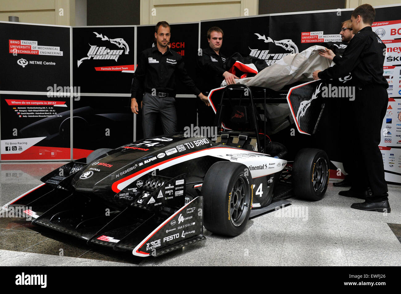 Gli studenti dell'Università Tecnica di Brno e mettere insieme la formula Dragon 5 di Brno, in Repubblica ceca, 25 giugno 2015. È rivoluzionario cilindro singolo motore sovralimentato. Un team di studenti TU Brno Racing sotto gli auspici delle università che partecipano al progetto Formula Student (Formula SAE), la concorrenza globale di studenti di sei cento università. (CTK foto/Vaclav Salek) Foto Stock