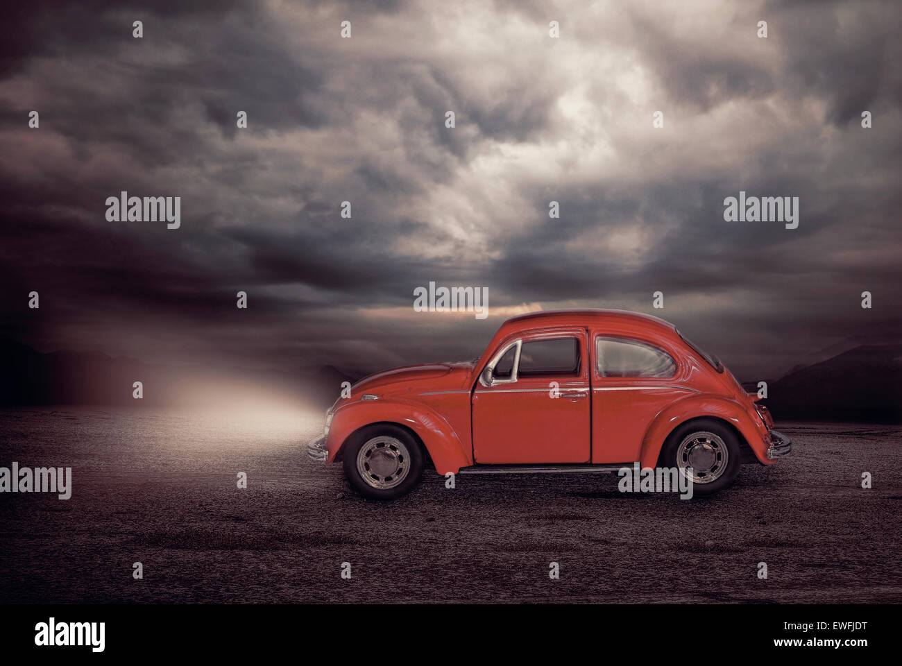 Vecchio rosso poco giocattolo auto su un sfondo di bronzo Foto Stock