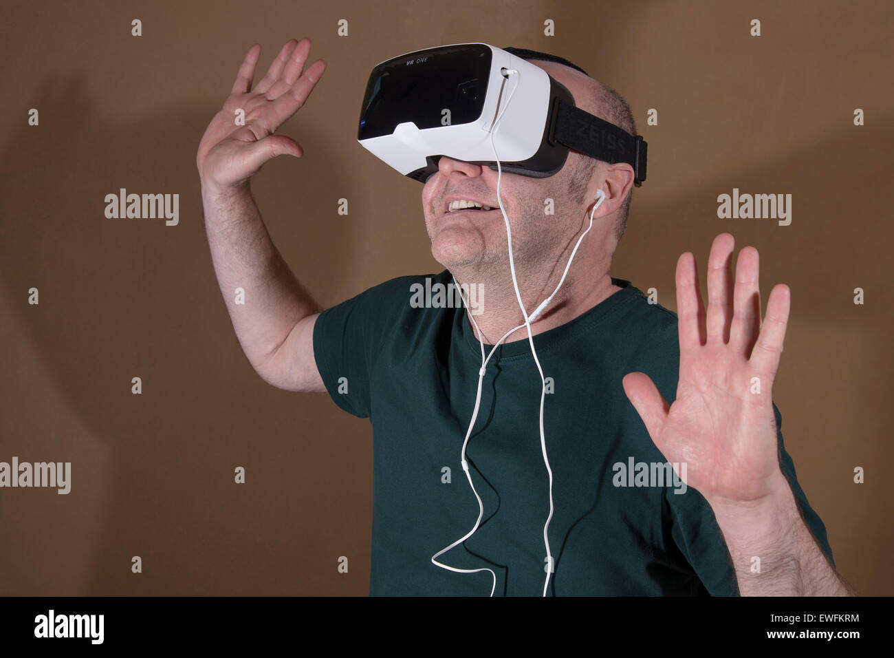 Uomo che indossa ZEISS VR una realtà virtuale VR occhiali in plastica con  staffa per Samsung Galaxy S5 per smartphone Android e in-ear Foto stock -  Alamy