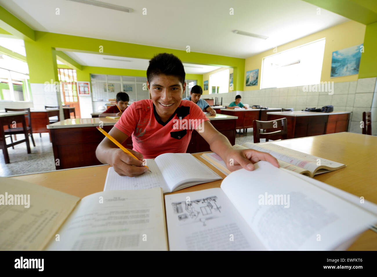 Studente, adolescente, 15 anni, in un'aula, Brena, Lima, Peru Foto Stock