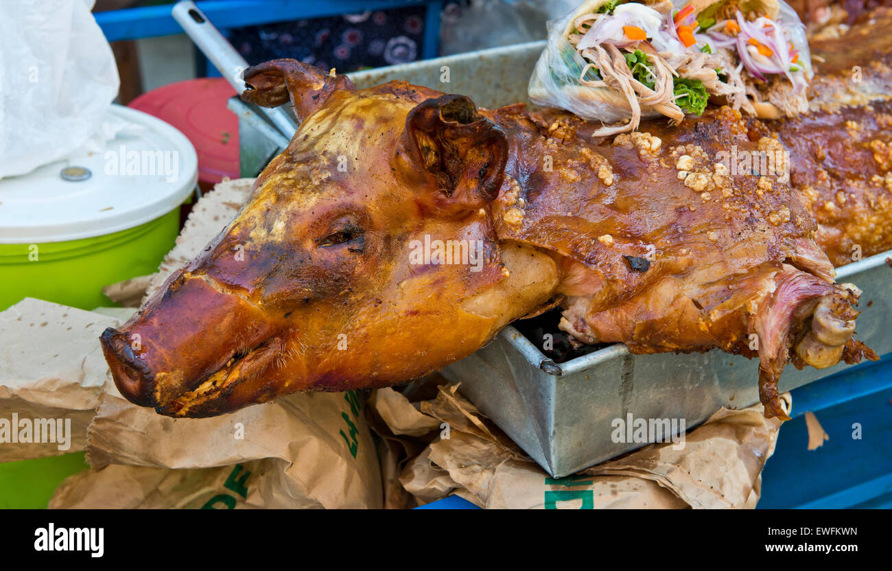 Arrosto di maiale e panini per la vendita, Huaraz, nel nord del Perù, Perù Foto Stock