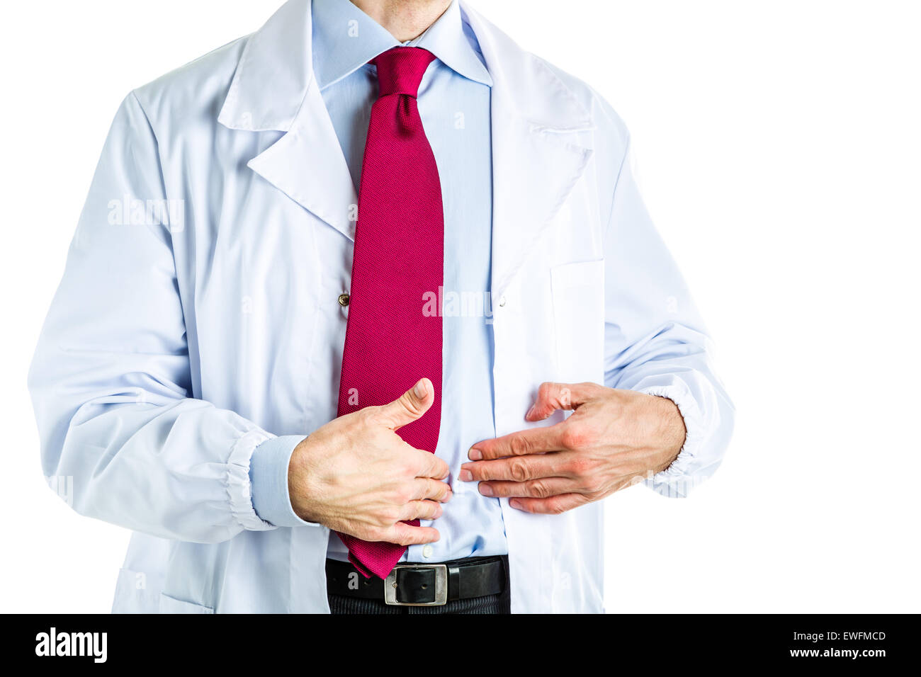 Maschio caucasico medico vestito in camice bianco, blu camicia e cravatta rossa è controllare il suo ventre rivolto verso il suo stomaco Foto Stock
