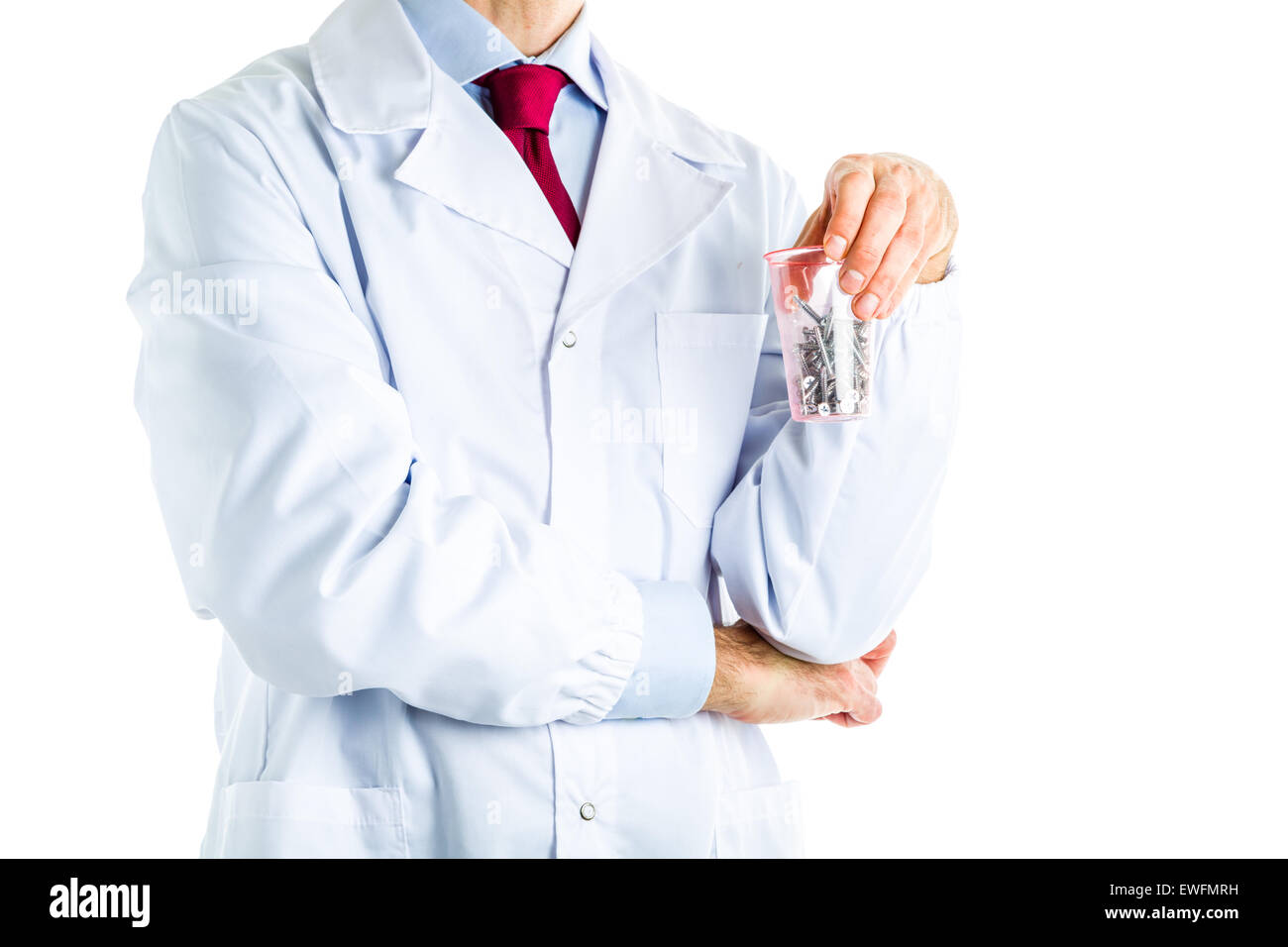 Maschio caucasico medico vestito in camice bianco, blu camicia e cravatta rossa sta tenendo in mano un bicchiere di viti in acciaio Foto Stock