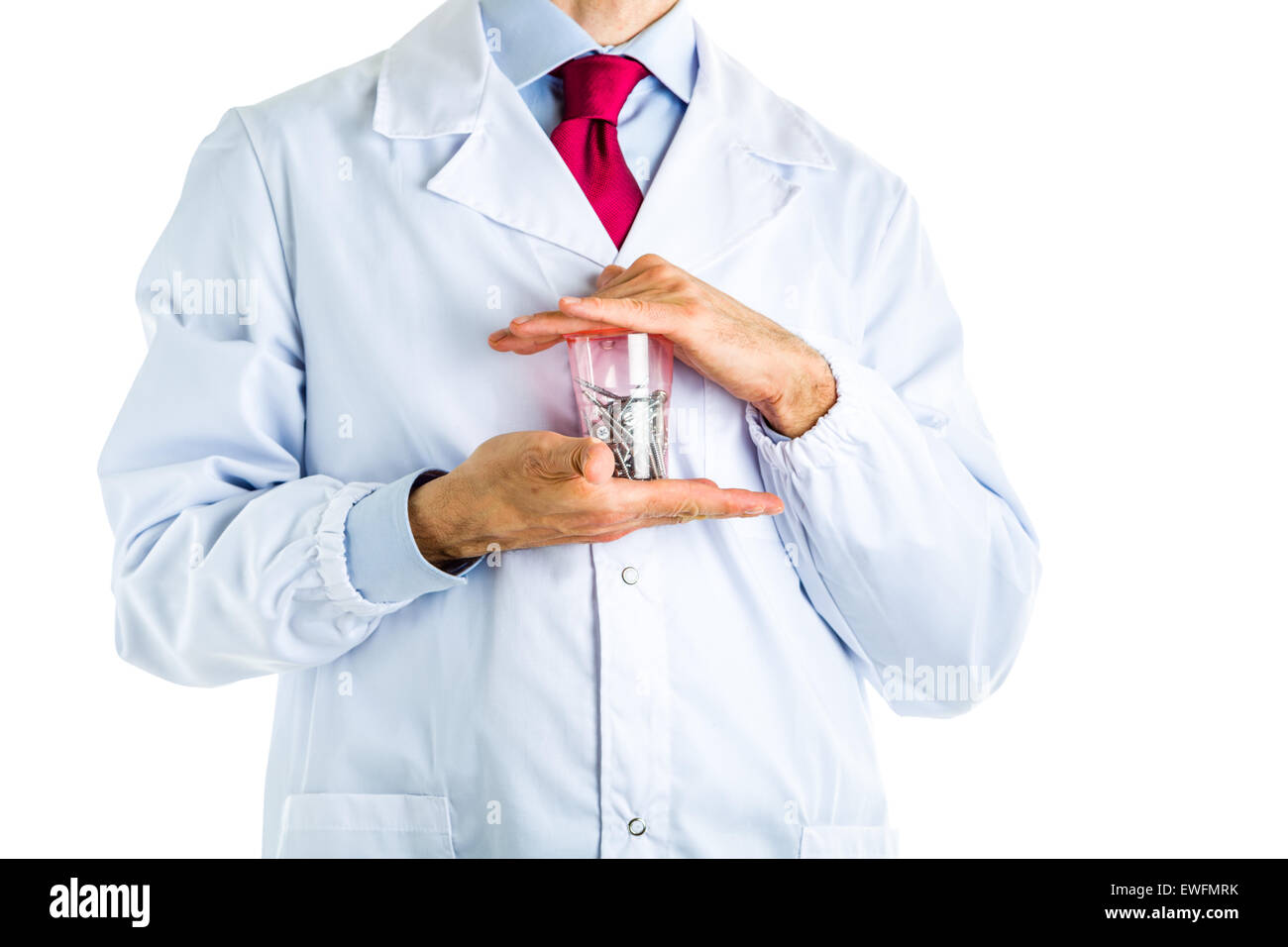 Maschio caucasico medico vestito in camice bianco, blu camicia e cravatta rossa sta tenendo in mano un bicchiere di viti in acciaio Foto Stock