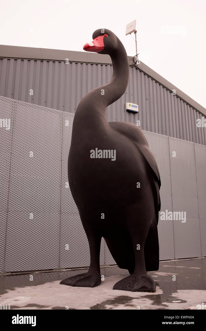 Arte pubblica enorme Big Black Swan plastica Kenny Hunter Foto Stock
