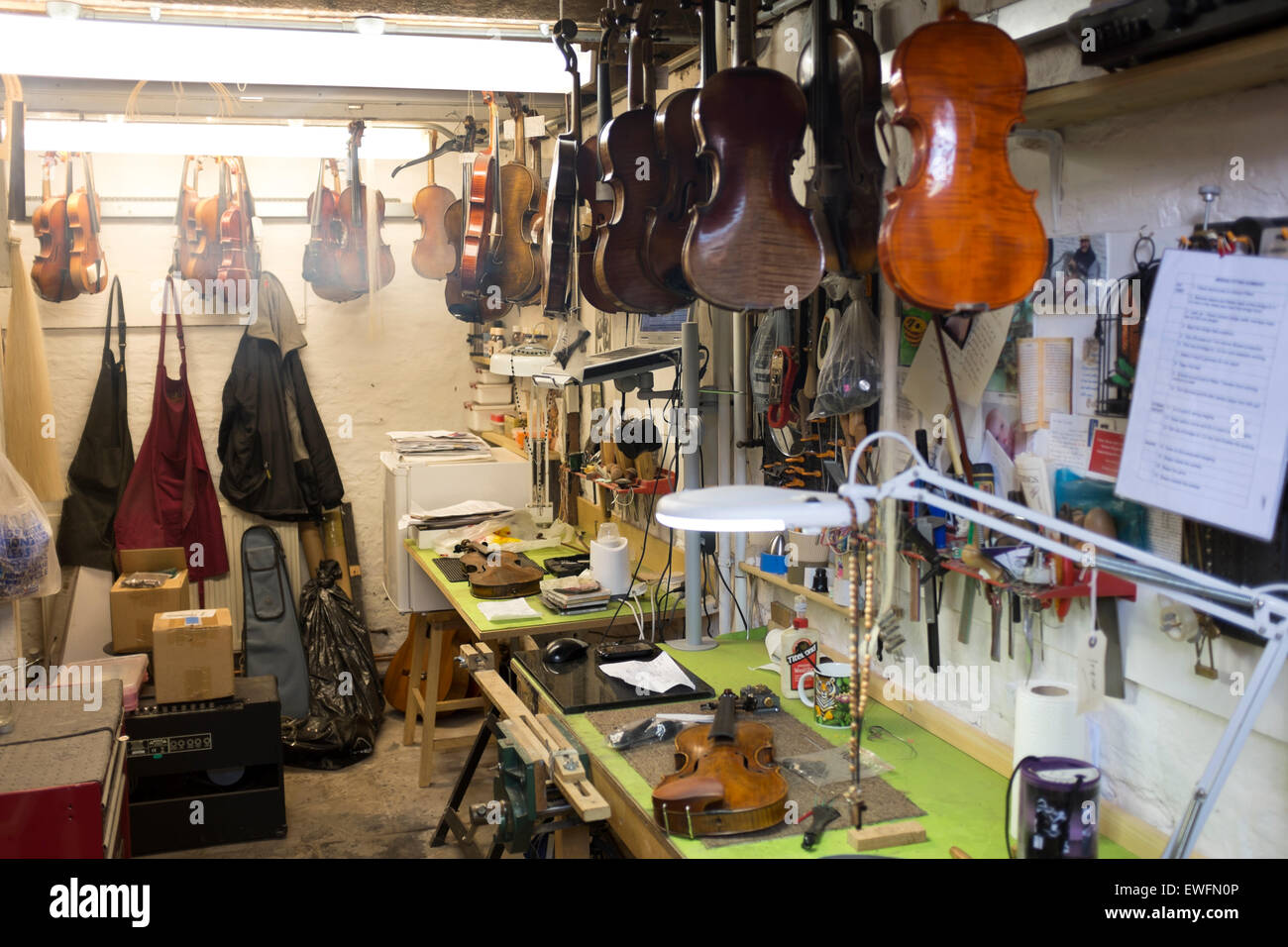 Violino Repair Shop laboratorio artigiano tradizionale Foto Stock