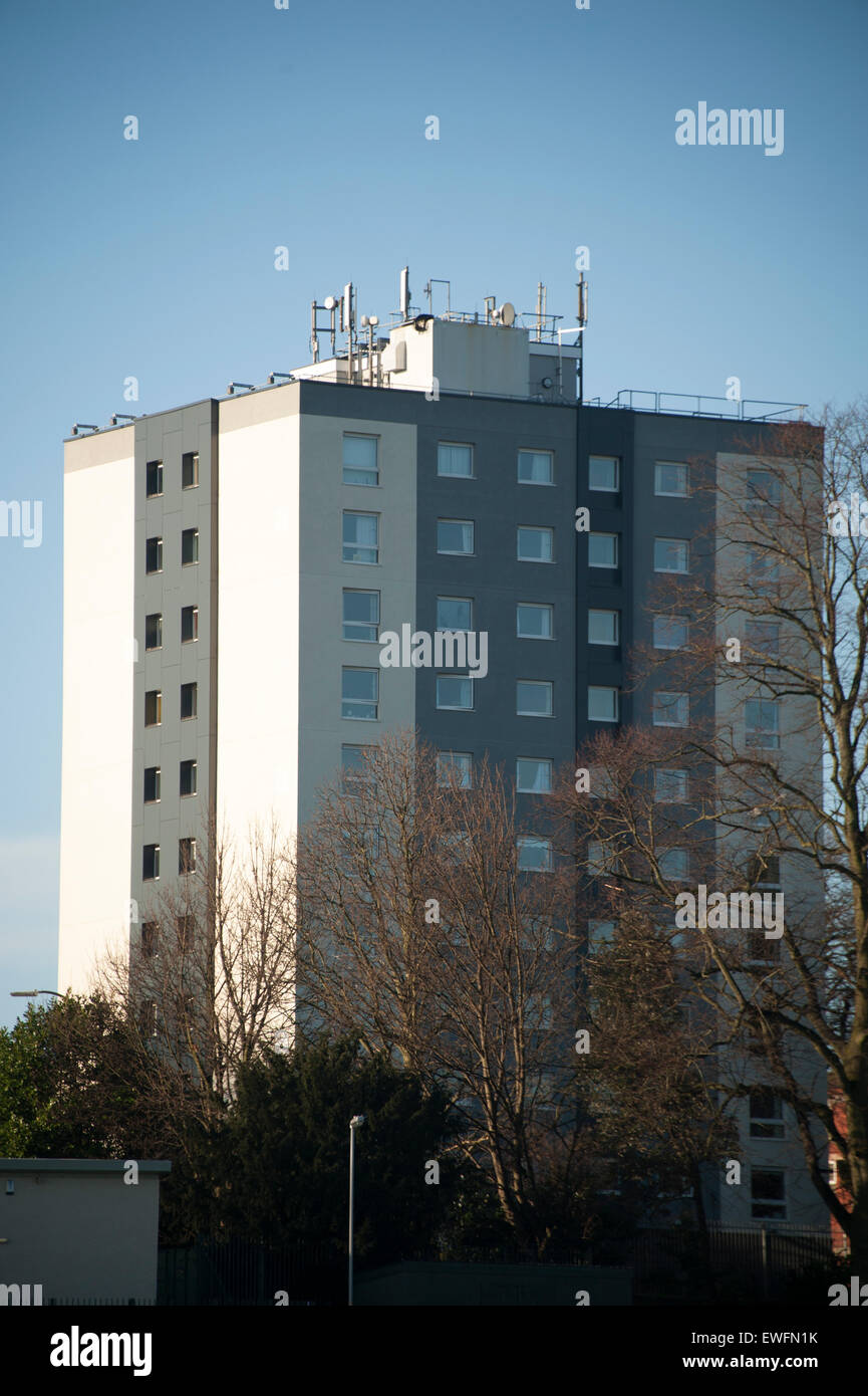 Alto edificio di appartamenti Torre di blocco di appartamenti inverno alberi Foto Stock