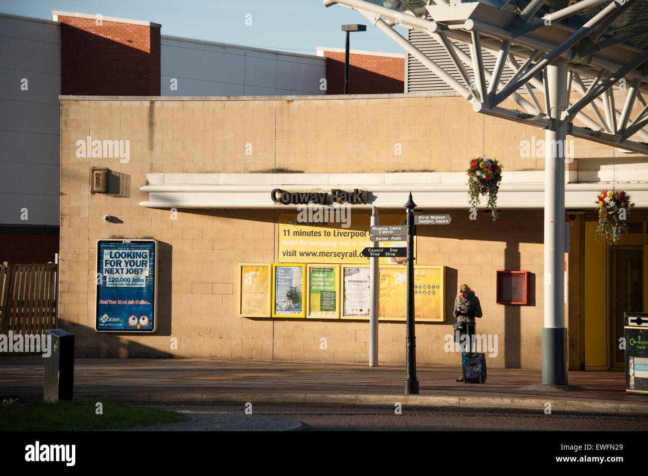 Merseyrail moderna stazione ferroviaria Conway Park Foto Stock