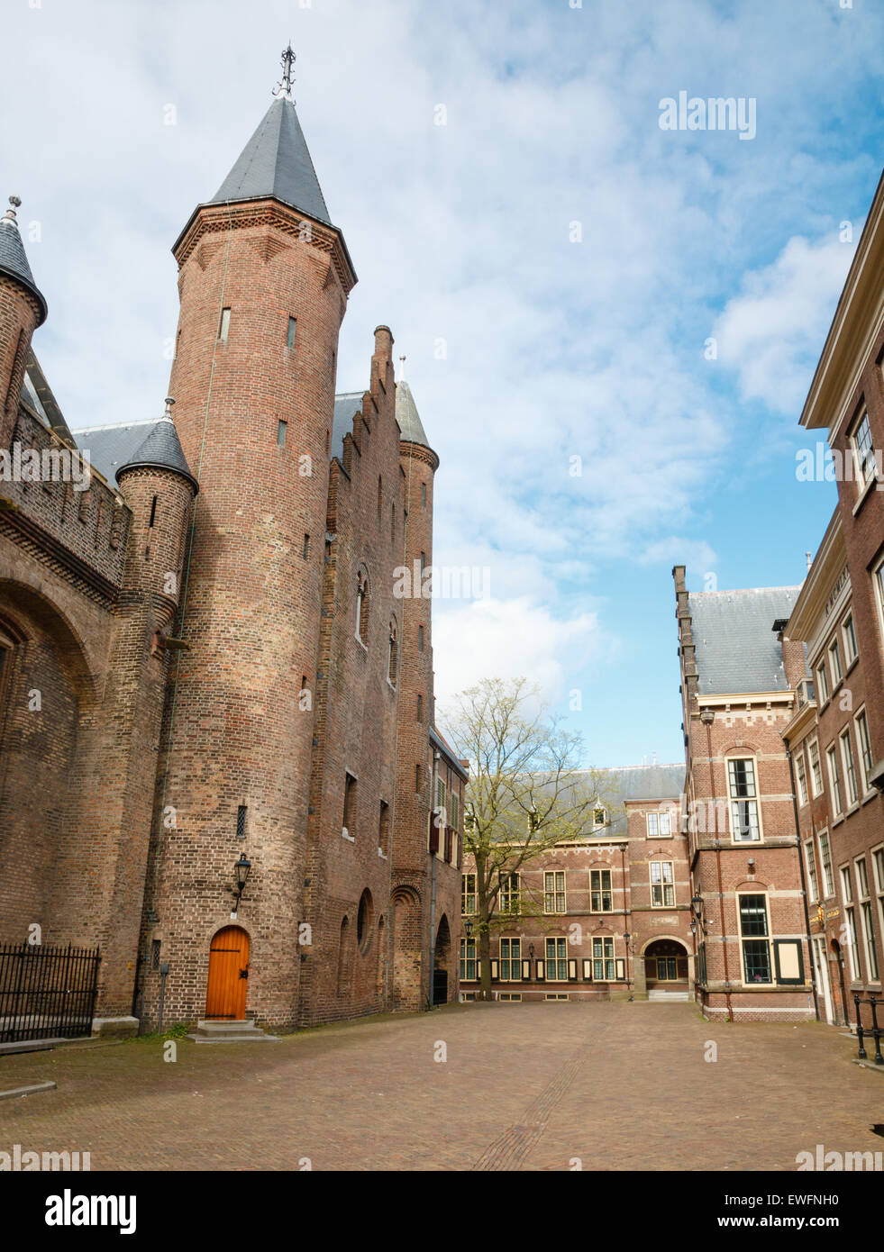 Vista sul lato nord-est del Binnenhof, cuore politico dei Paesi Bassi dell'Aia Foto Stock