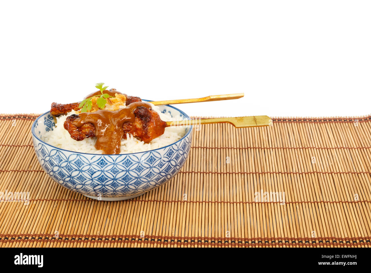 Carne di maiale alla griglia satay con salsa di arachidi e di riso contro uno sfondo bianco Foto Stock