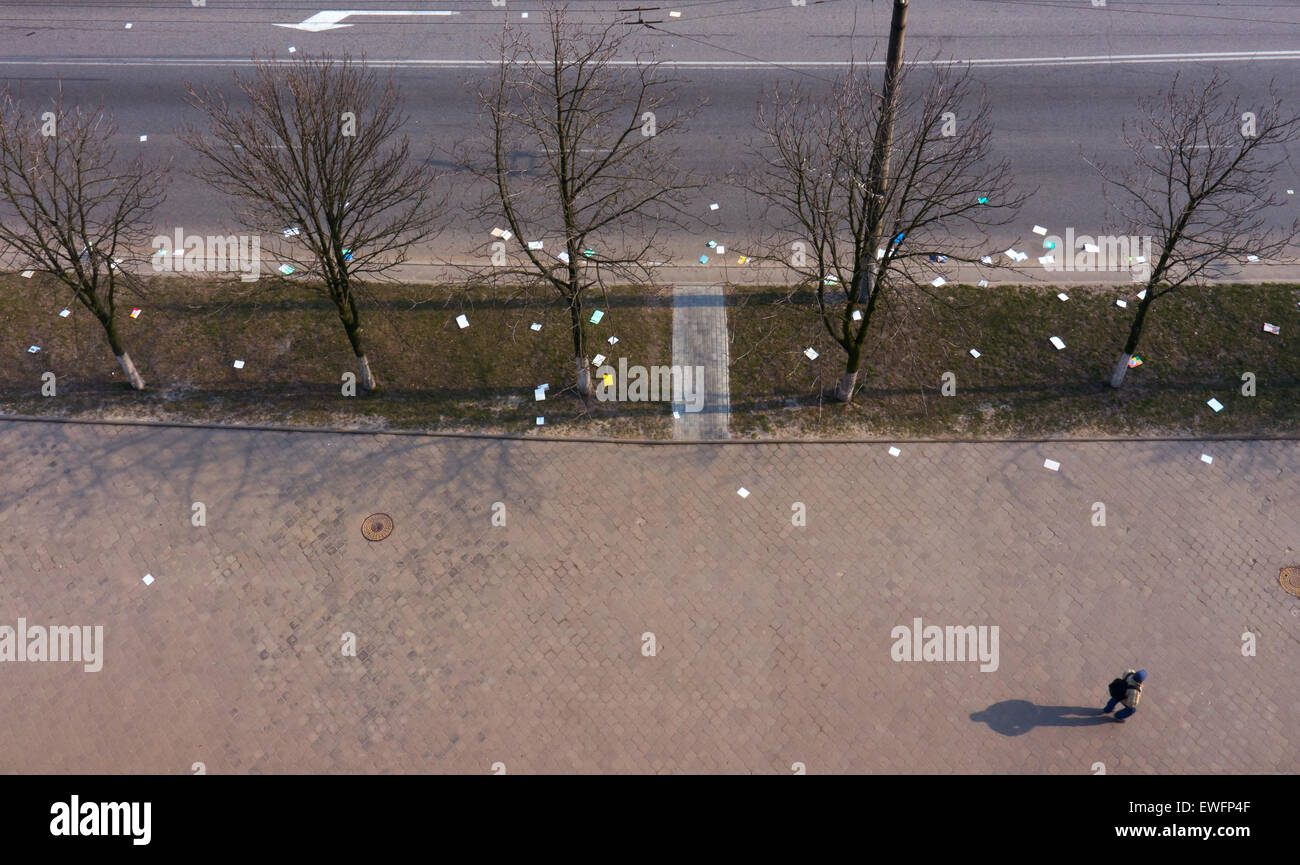 GOMEL, Bielorussia - MARTCH 26: un uomo a piedi giù per la strada a luglio 9, 2014 a Gomel, Bielorussia. Foto Stock