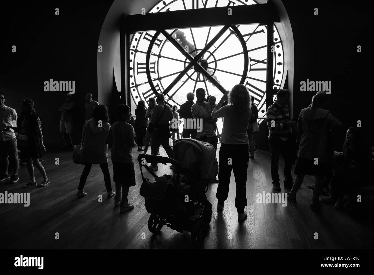 Parigi, Francia - 10 agosto 2014: interiore con il famoso e antico orologio nella finestra il Museo d' Orsay, turisti e visitatori sono tenendo pho Foto Stock