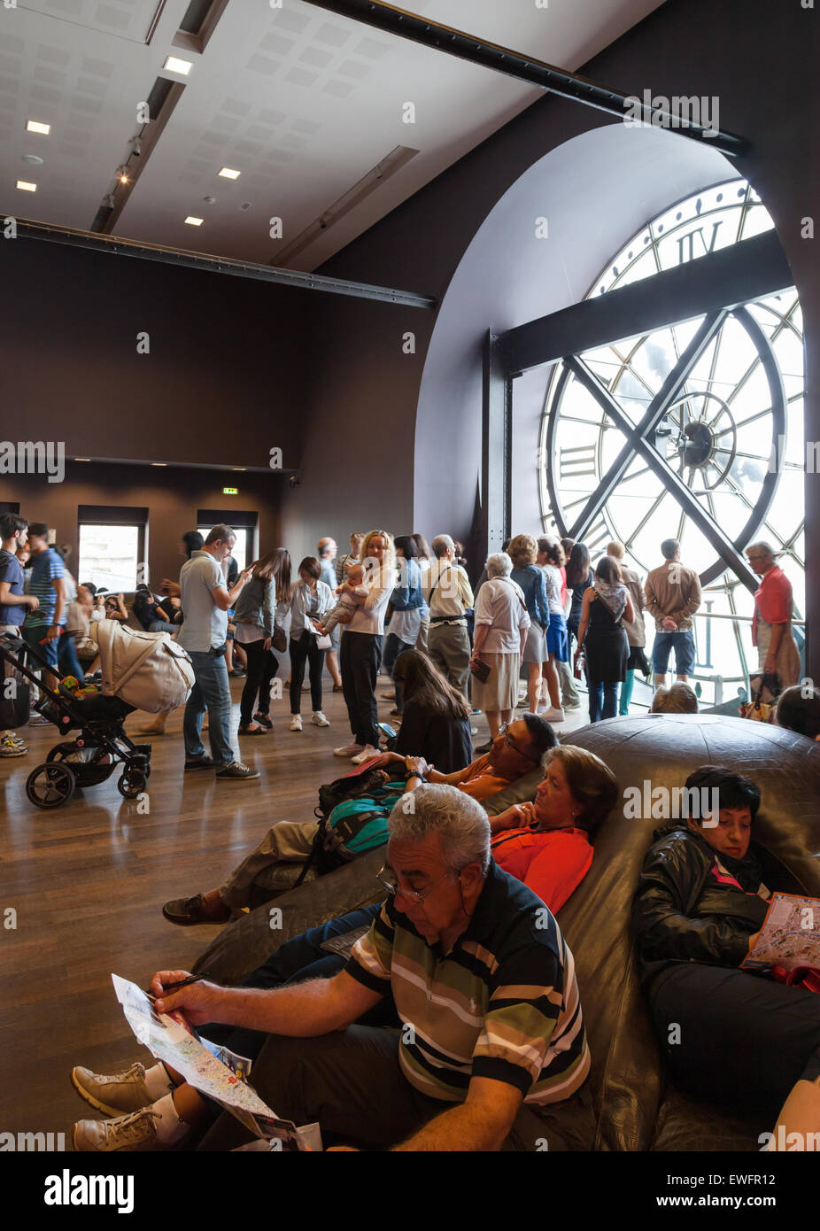 Parigi, Francia - 10 agosto 2014: interiore con il famoso e antico orologio nella finestra il Museo d' Orsay, turisti e visitatori sono rilassanti Foto Stock
