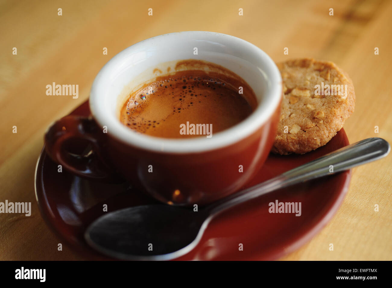 Caffè alimentari Cafe Espresso bevande servite in una demitasse coppa in ceramica con cookie sul lato Foto Stock