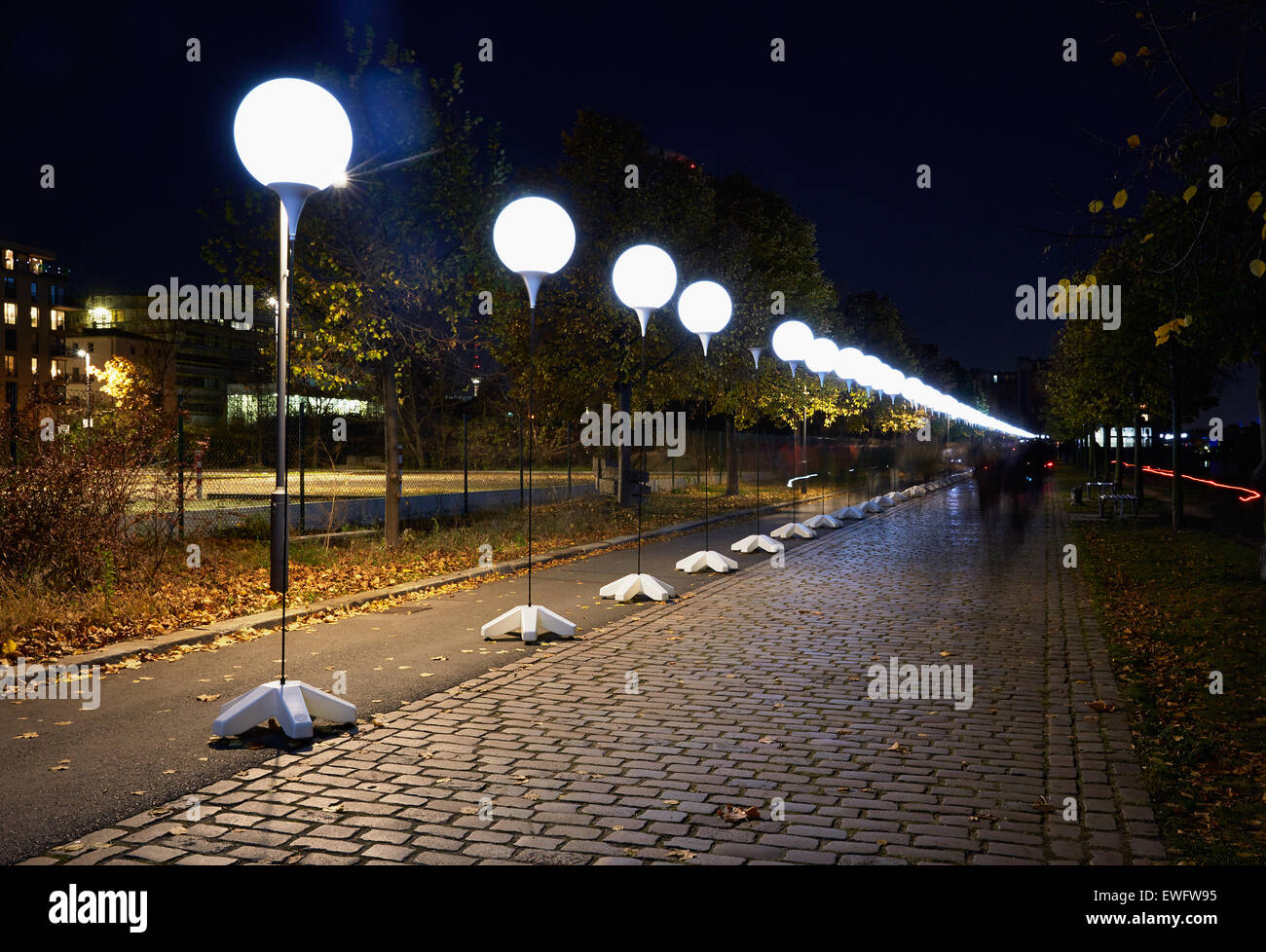 Berlino, Germania, installazione luce limite di luce a 25 anni di caduta del muro Foto Stock