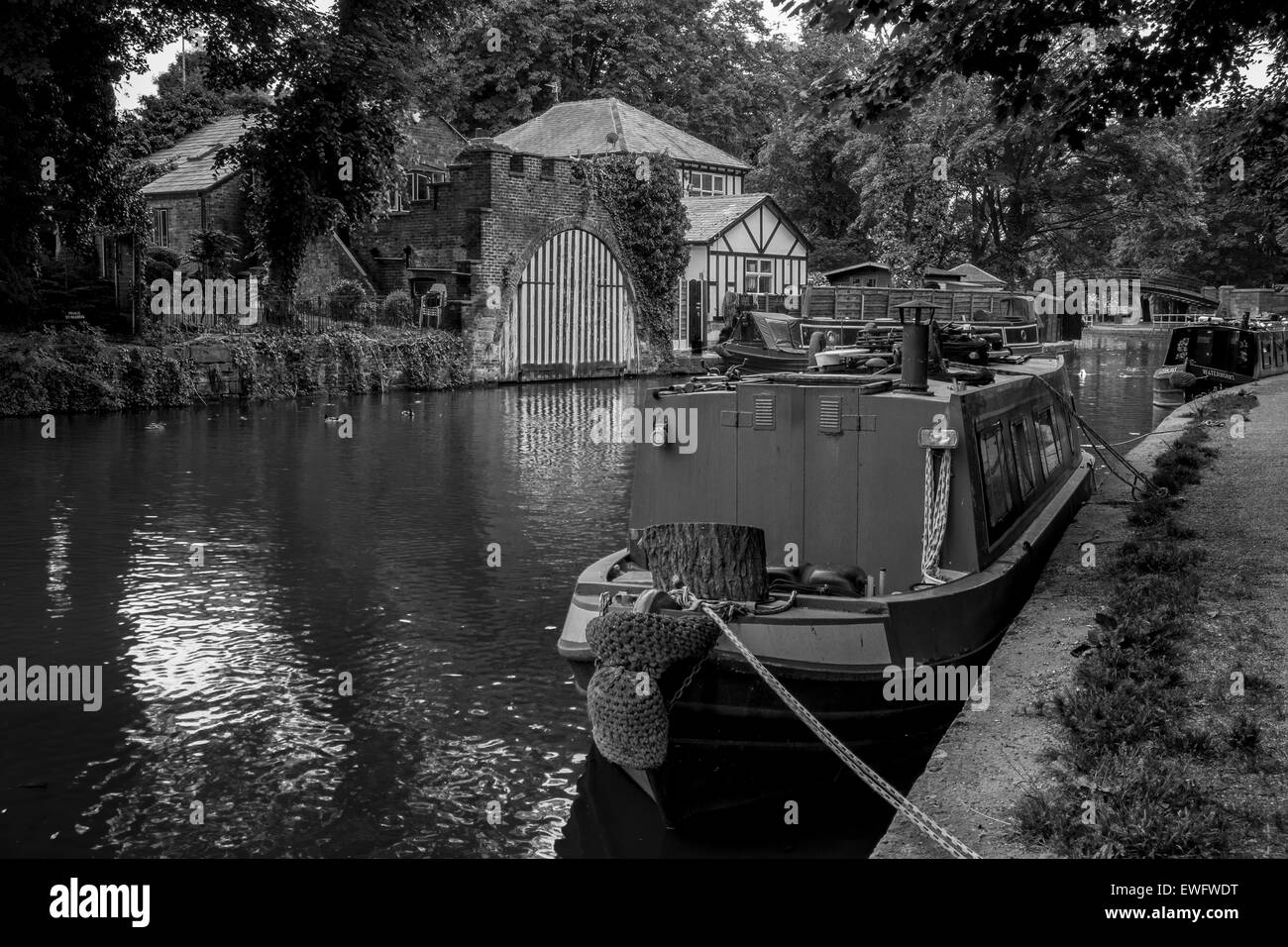 Canal Boat ormeggiate lungo il percorso di traino Foto Stock