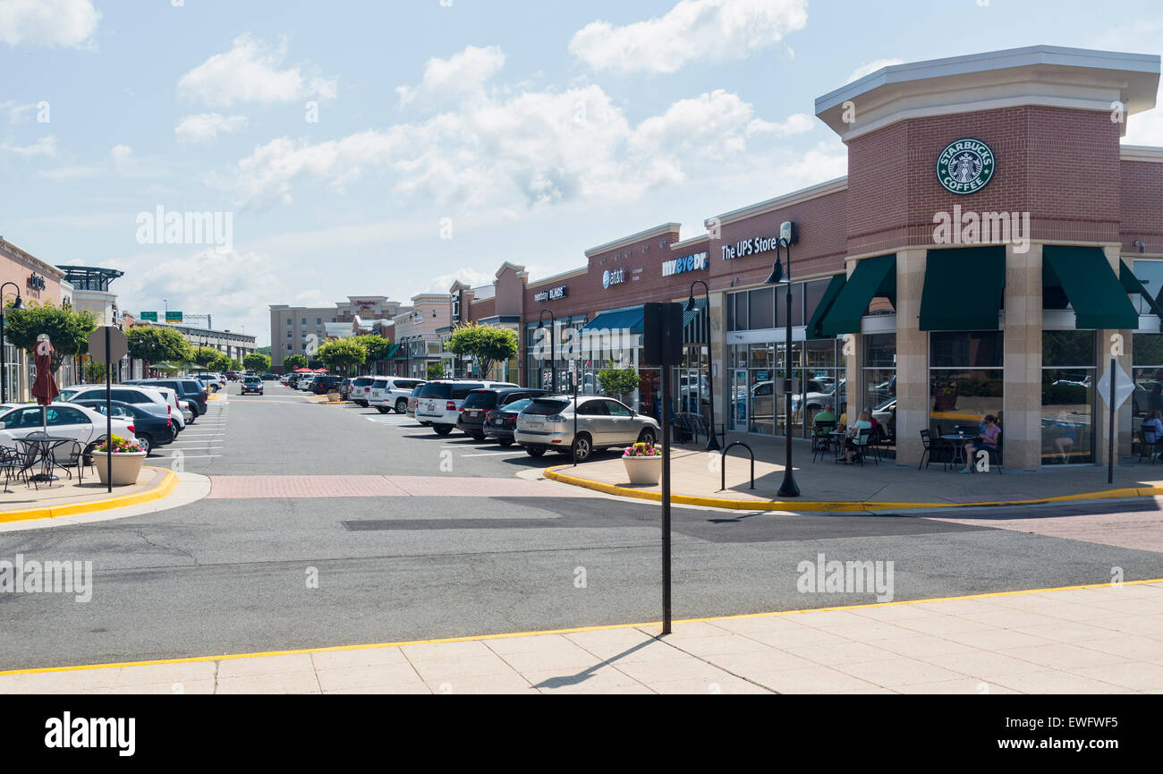 Moderna strada dello shopping in Virginia e dal Centro Commerciale di Gateway a Gainesville, Virginia, Stati Uniti d'America Foto Stock