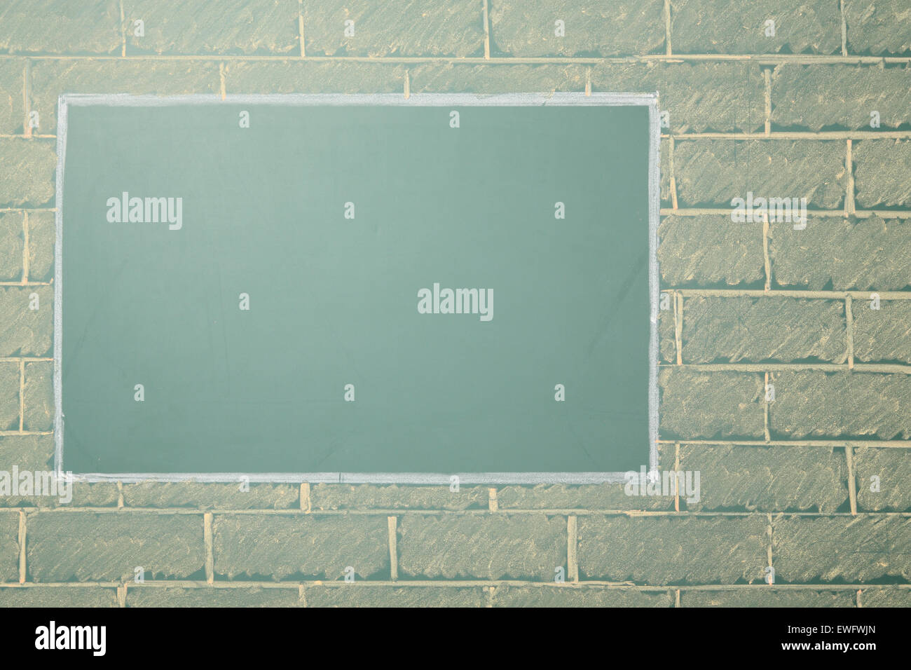 Insolito chalk disegno di lavagna con copia spazio su un muro di mattoni Foto Stock