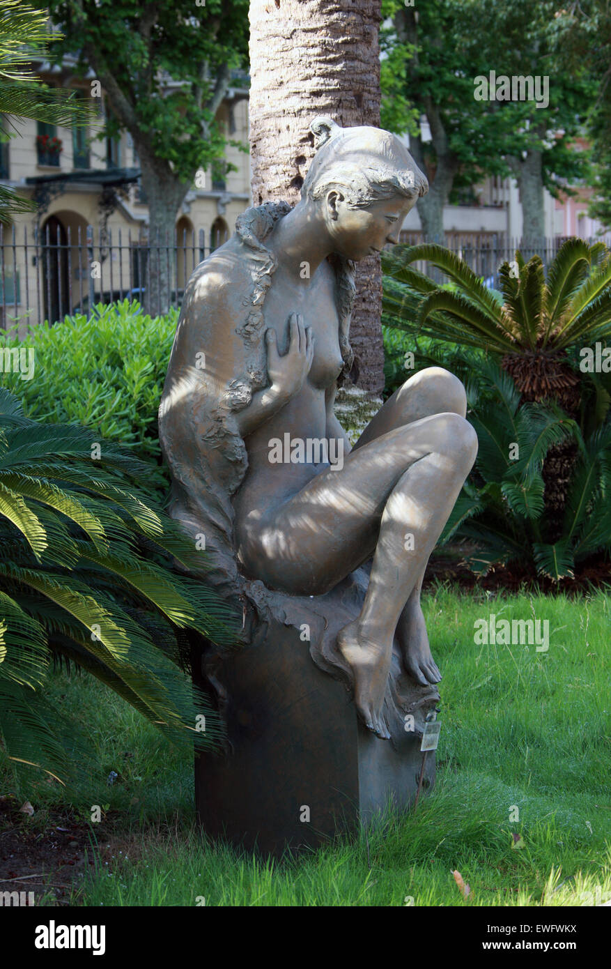 Statua di una donna nuda nei giardini del Palais Carnoles, Mentone Costa Azzurra, nel sud della Francia. Foto Stock