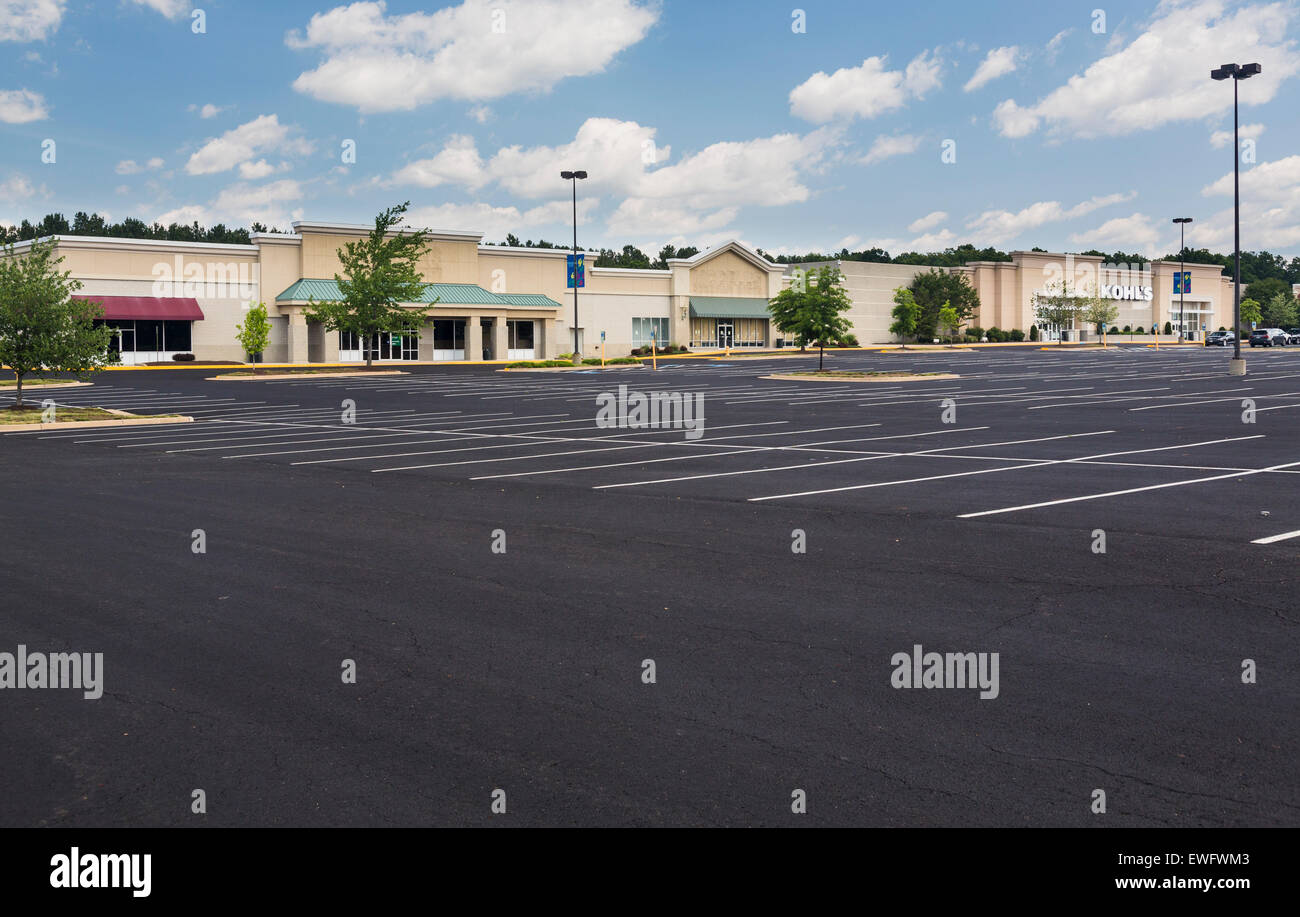 Ingresso al vuoto chiuso i negozi con ampio parcheggio in Manassas, Virginia, Stati Uniti d'America Foto Stock