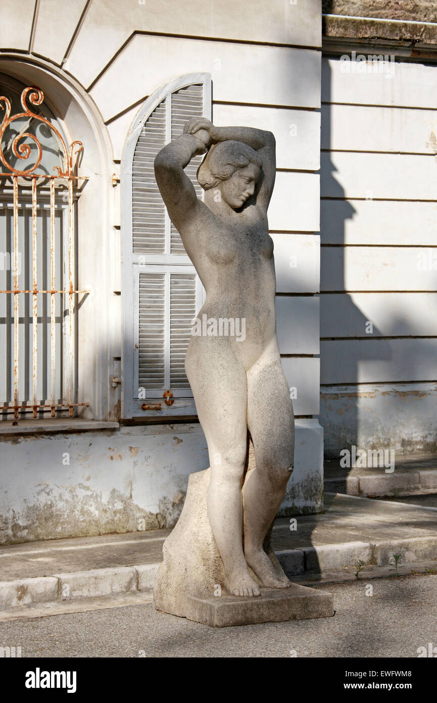 Statua di Pietra di un nudo di donna nei giardini di Palias Carnoles, Mentone Costa Azzurra, nel sud della Francia. Foto Stock