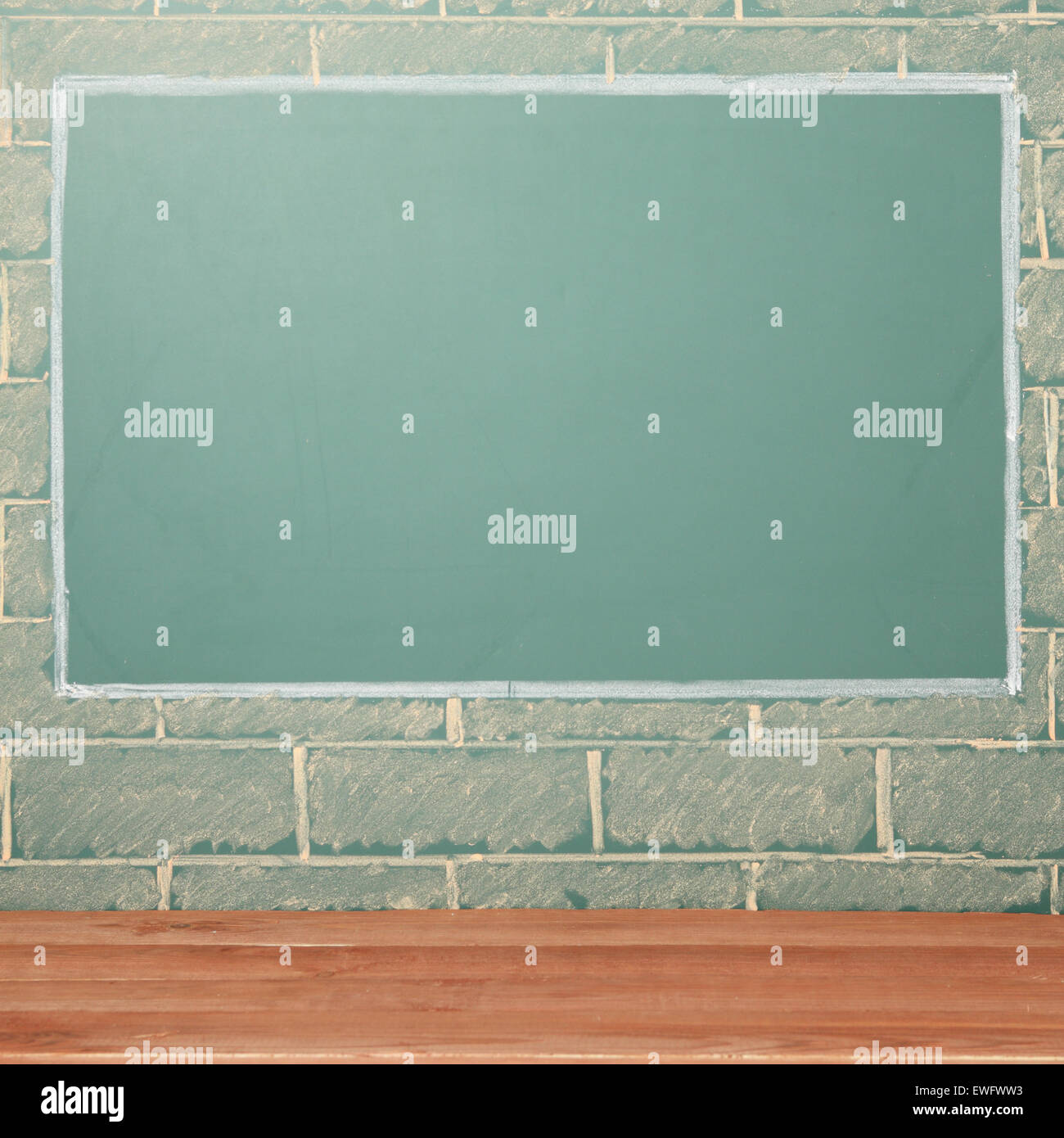 Classe, lavagna con copia spazio su un muro di mattoni Foto Stock