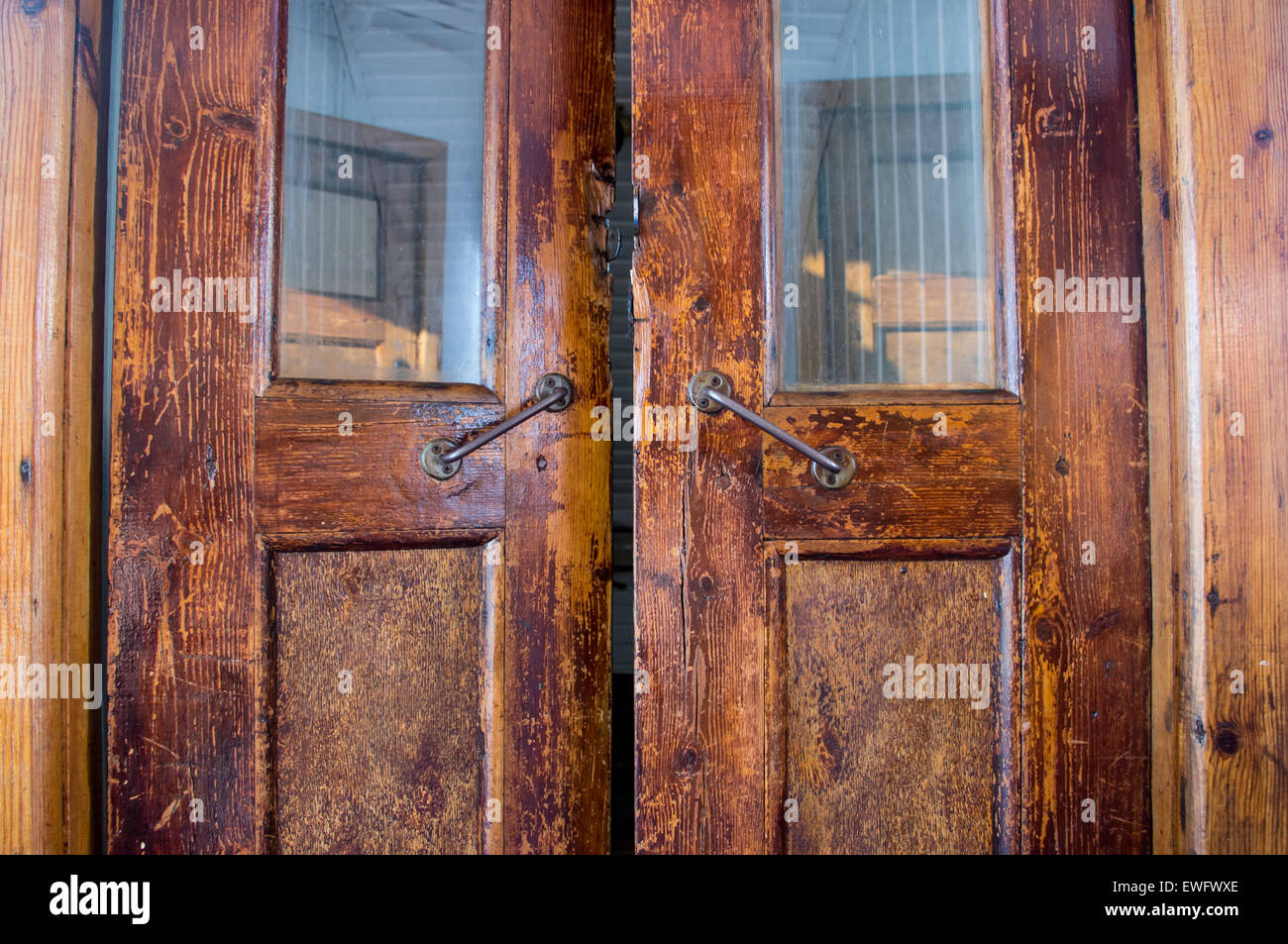 Porta di antiquariato con la nave di molti strati di vernice di color marrone Foto Stock