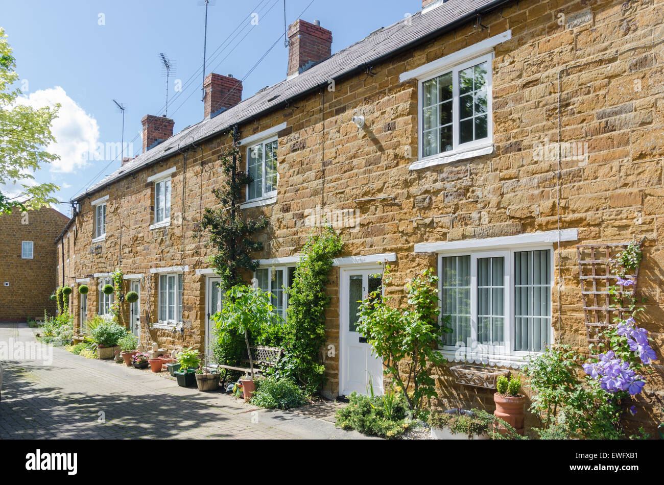 Tradizionale cottage in pietra nel grazioso villaggio di Northamptonshire di Harpole Foto Stock