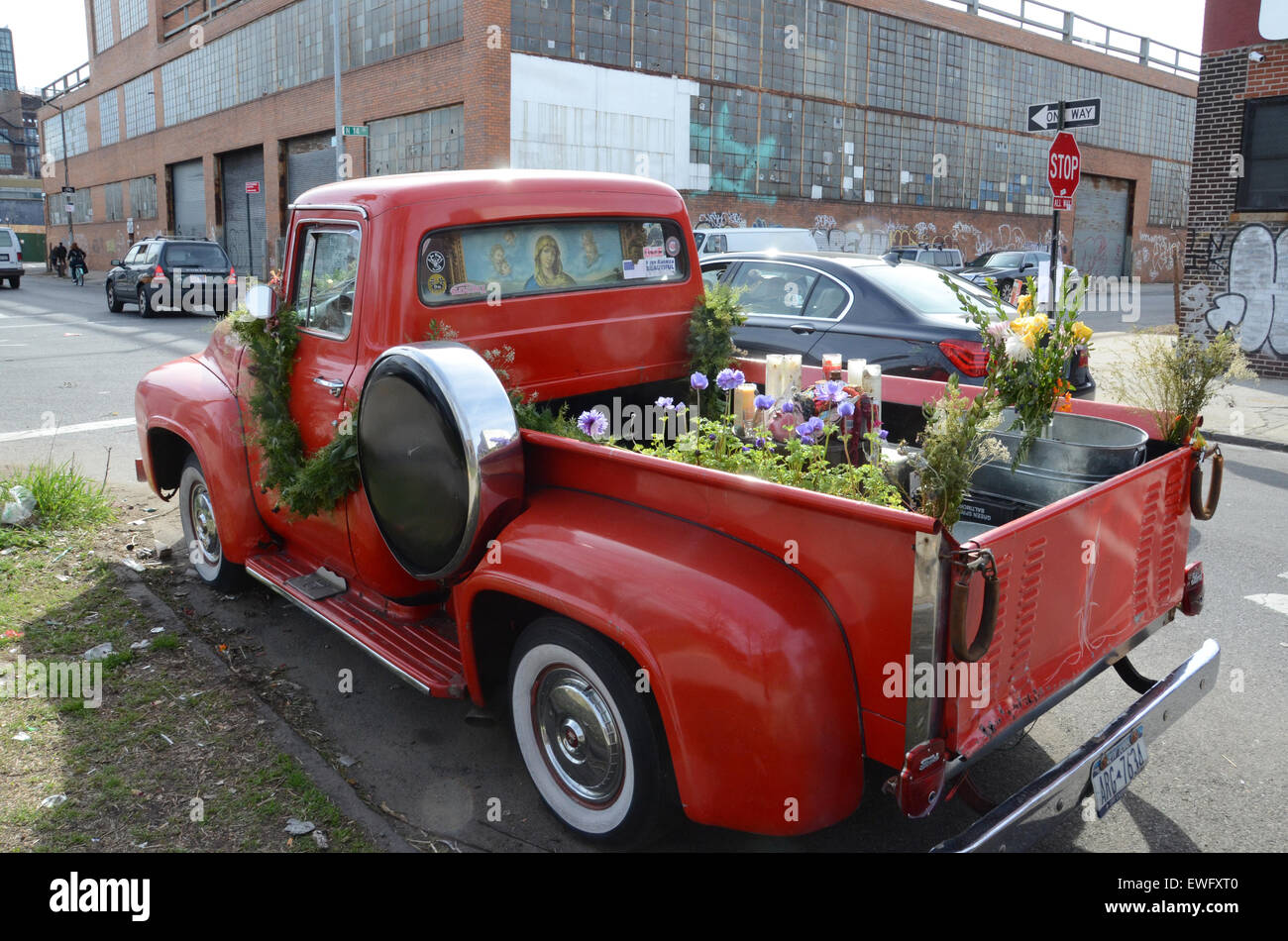 Red pick up van fiori hip candele brooklyn Foto Stock