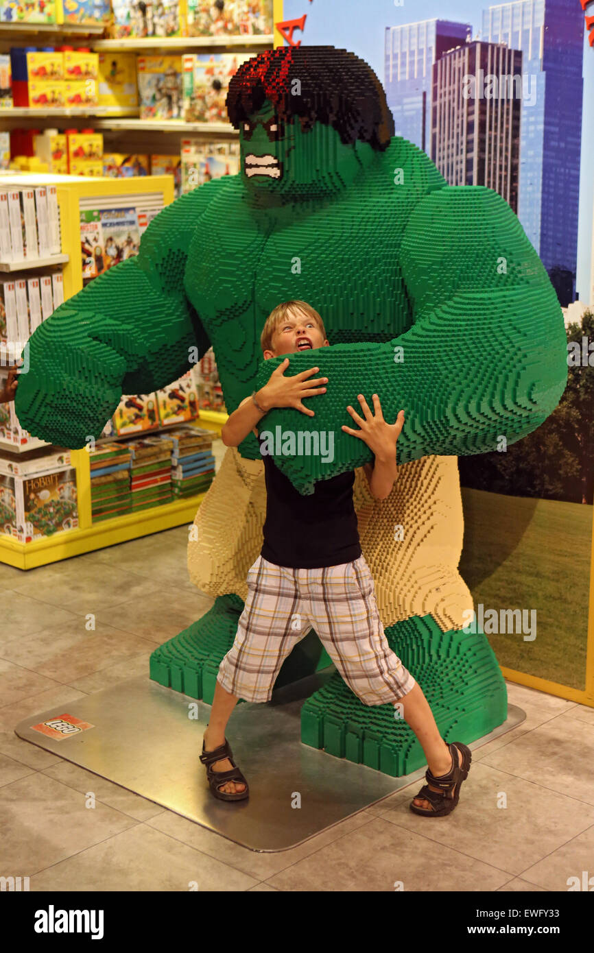 New York, Stati Uniti d'America, ragazzo giocando con la costruzione di mattoncini Lego personaggio dei fumetti Hulk Foto Stock