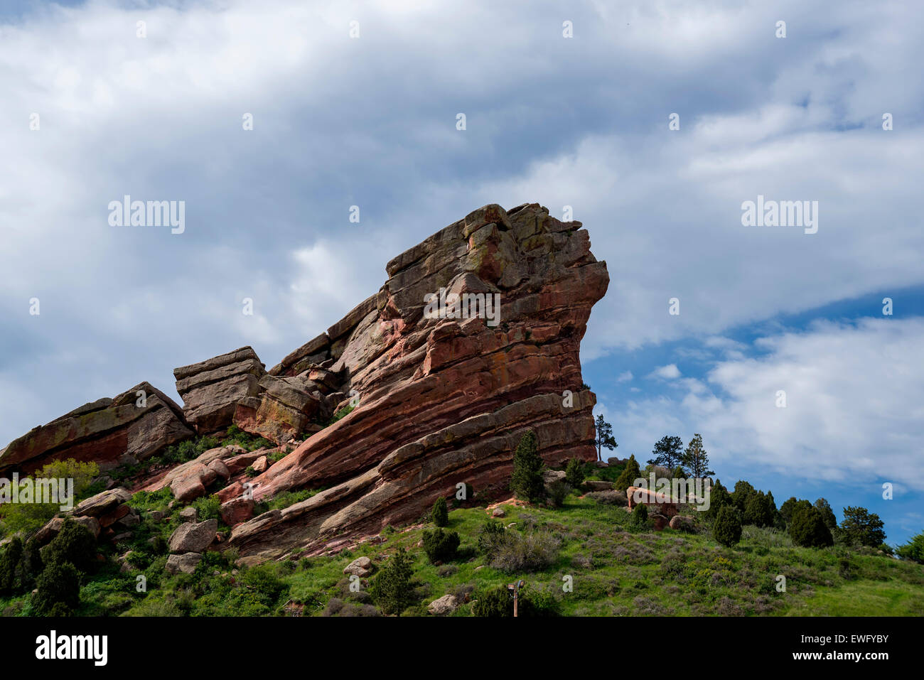 La roccia rossa sullo sfondo del cielo nuvoloso, Red Rocks Park, Colorado, USA, Nord America Foto Stock