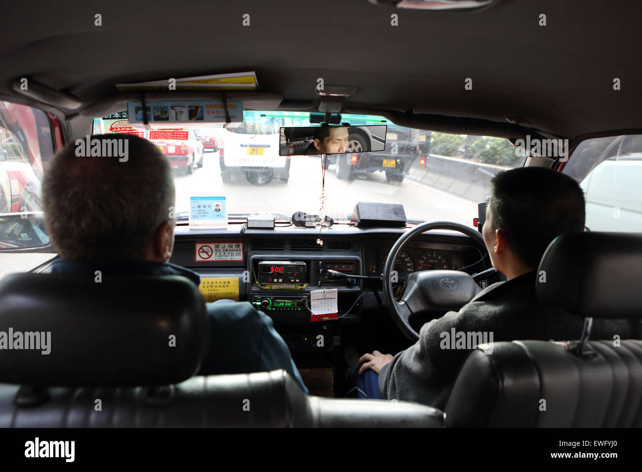 Hong Kong, Cina, vista da un taxi sulla strada Foto Stock