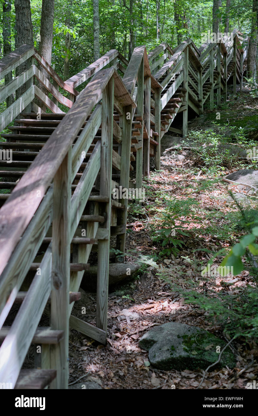 Stone Mountain State Park nel fragore divario nord Carolina. Scala di accesso alla base della montagna di pietra cade. Foto Stock