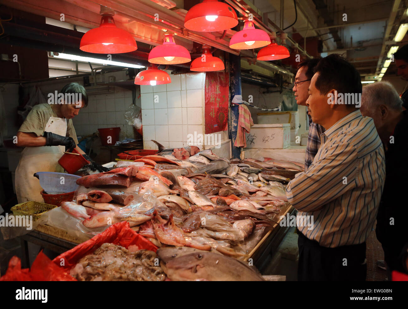 Hong Kong, Cina, pesce vendita ad un mercato agricolo Foto Stock